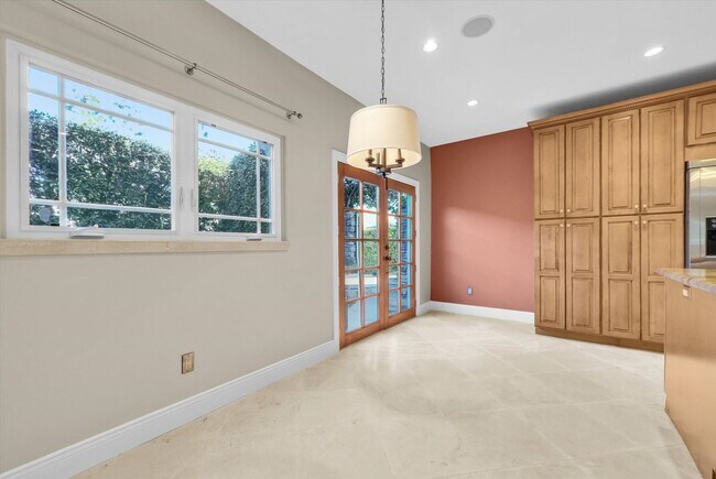 Building Photo - 2006 Manhattan Beach Blvd