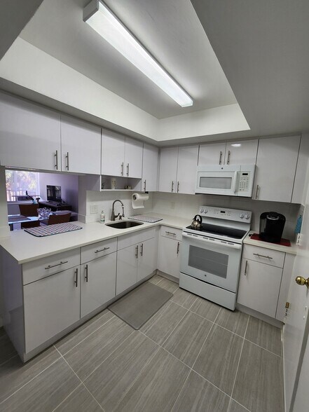 Building Photo - 1400 NE 169th St