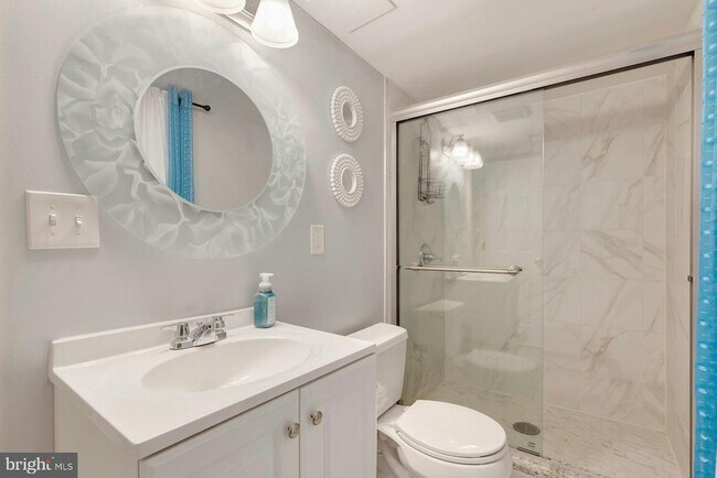 Building Photo - 900 E Tantallon Dr