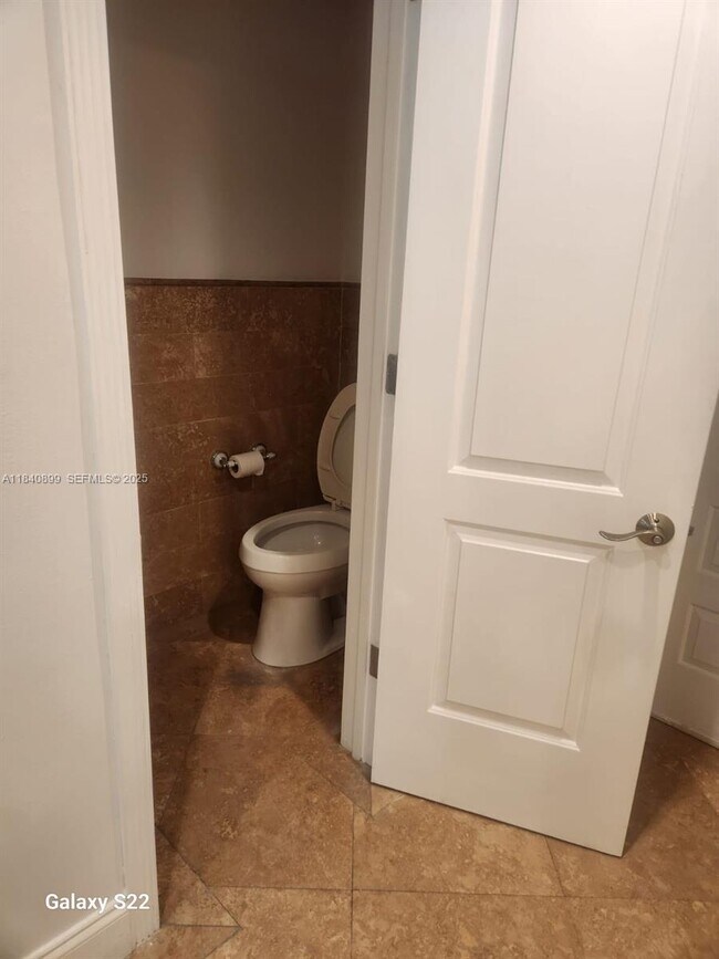 Building Photo - 523 NE 38th St