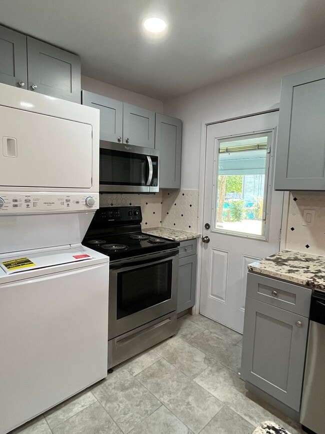 Building Photo - 2 bedroom House with Bonus Room and Fenced Yard