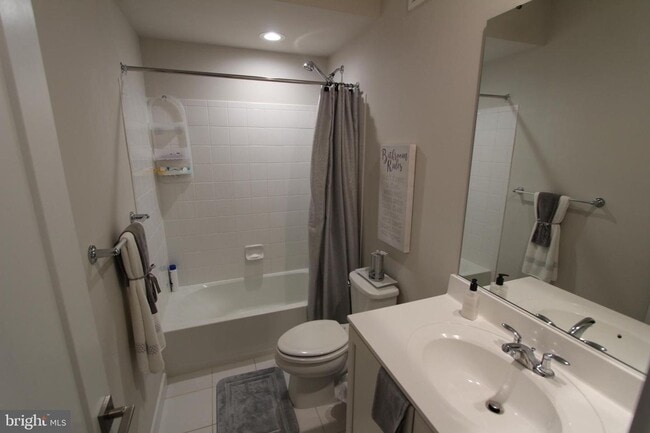 Building Photo - Stylish 1-car garage condo in the heart of...