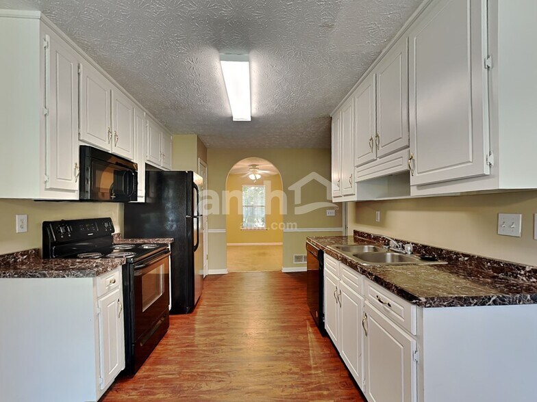 Building Photo - 4765 Beaver Rd