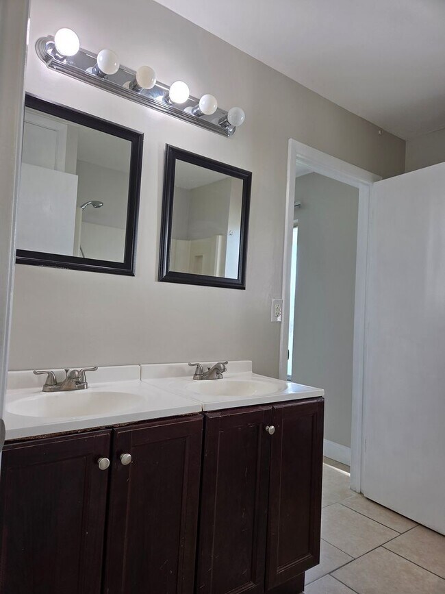 Building Photo - S. BISCAYNE & TAMIAMI TR -2 bedroom