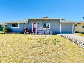 Building Photo - Spacious 4 Bedroom House In Springfield!