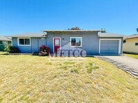 Building Photo - Spacious 4 Bedroom House In Springfield!