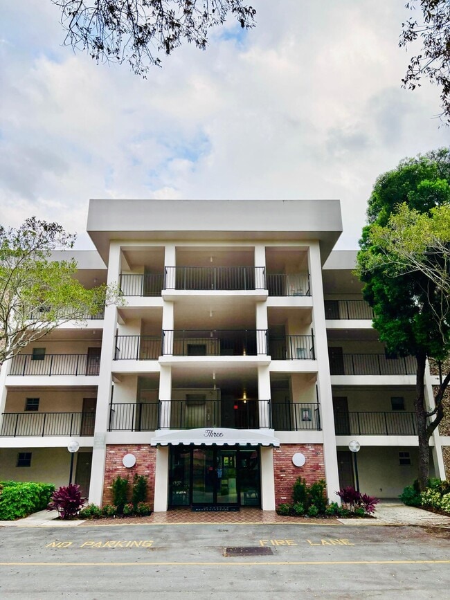 Building Photo - 2900 N Palm Aire Dr