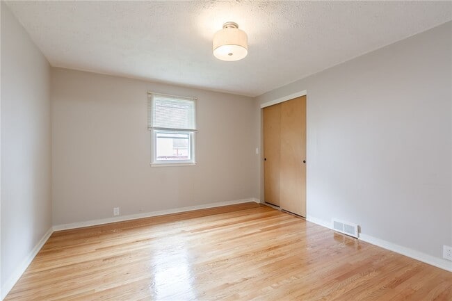 Building Photo - 345 Colebourne Rd