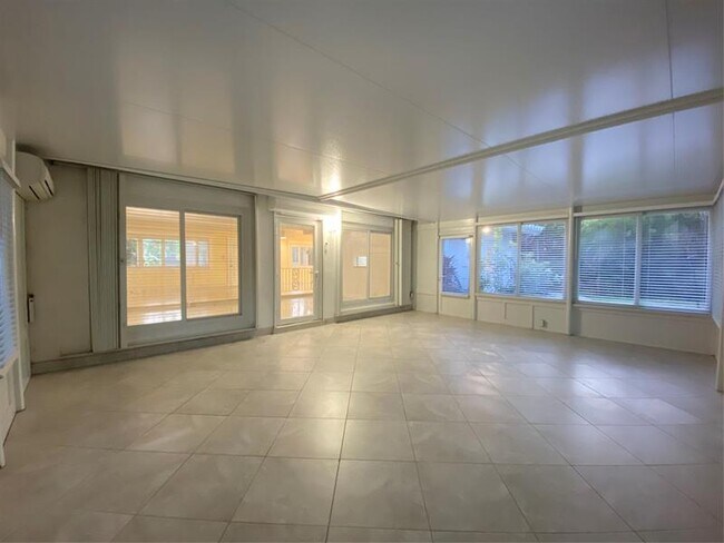 Building Photo - 1049 Van Buren St