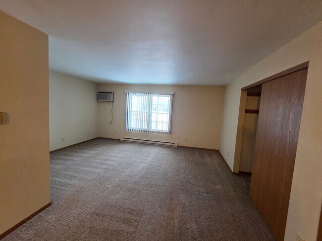 Building Photo - 1925 Sylvan Way