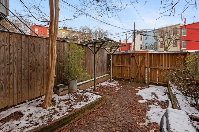 Building Photo - 3 Bed 2.5 Bathroom - Capitol Hill Rowhome - Driveway For Parking