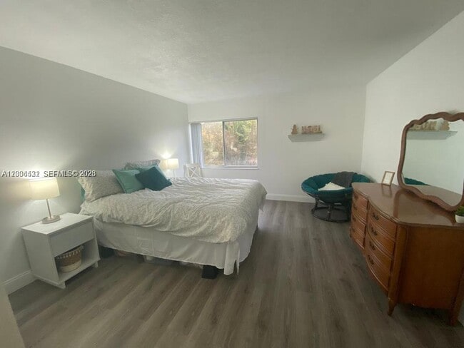 Building Photo - 721 N Pine Island Rd