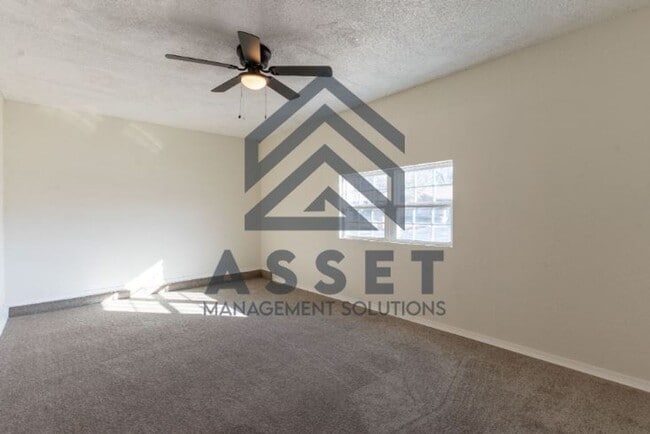 Building Photo - 5 Bedroom House Available Now