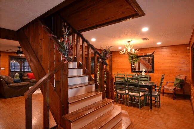 Building Photo - 2611 Primrose Dr