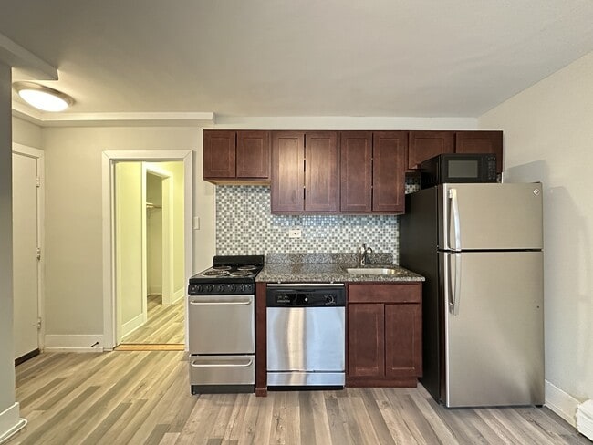 Building Photo - 450 W Wellington Ave