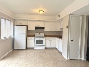 Building Photo - 6567 Poplar Woods Cir S