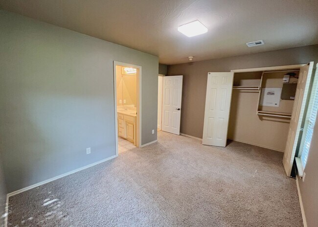 Building Photo - 3 Bed + Study in The Greens