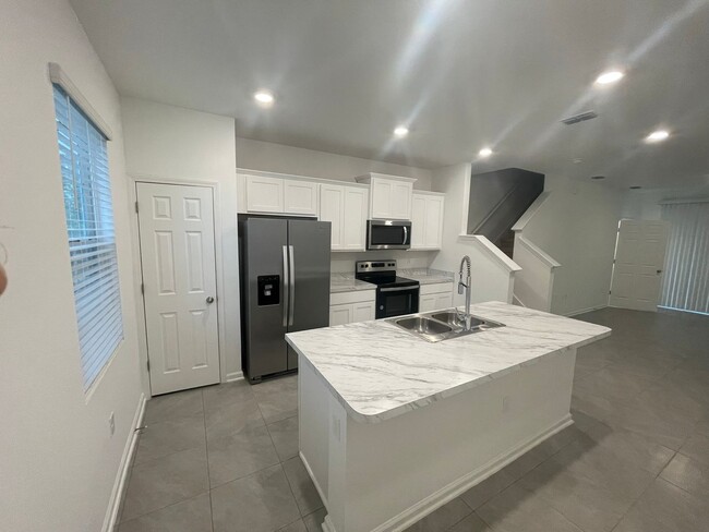 Building Photo - Newer Townhome for rent In Equinox West