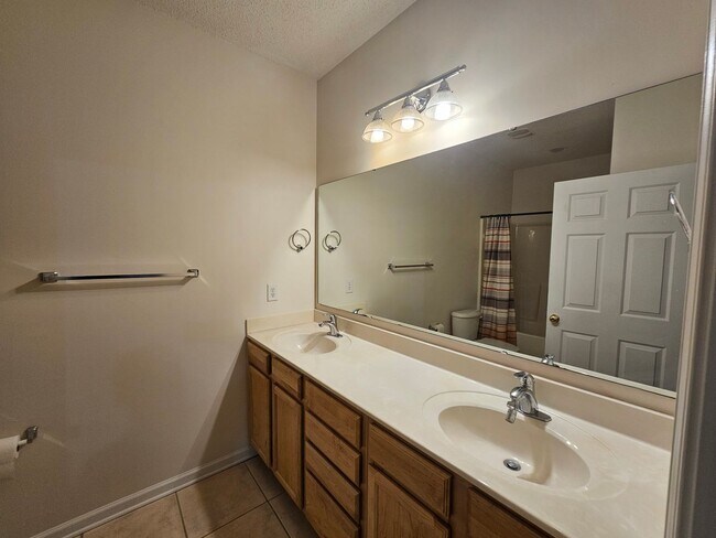 Building Photo - 5840 Longwood Dr