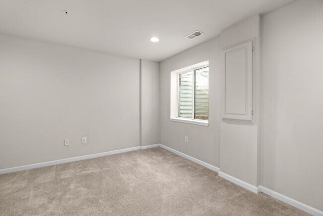 Building Photo - 9408 Adelaide Ln