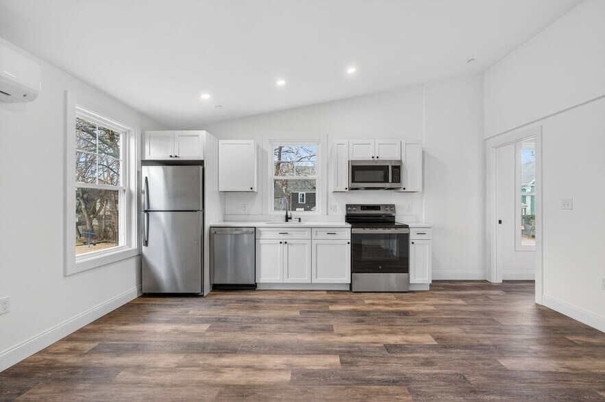 Building Photo - 371 Cabot St