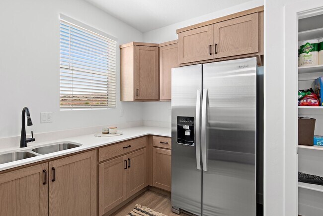 Building Photo - 1090 W Albertine Ln