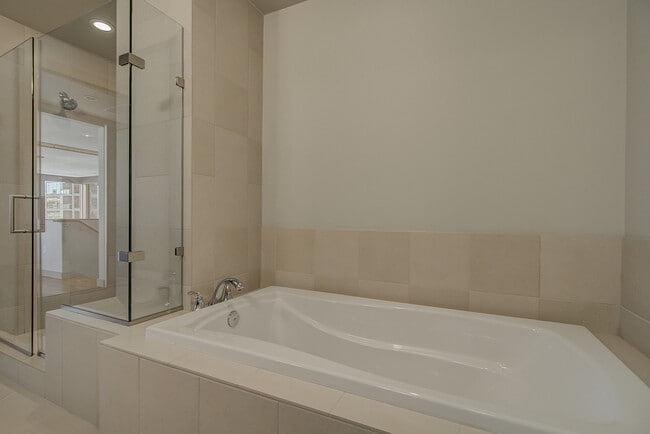 Building Photo - Great 2bd/2ba modern town home located in the center of South Lake Union W/S/G and ( 2) parking s...