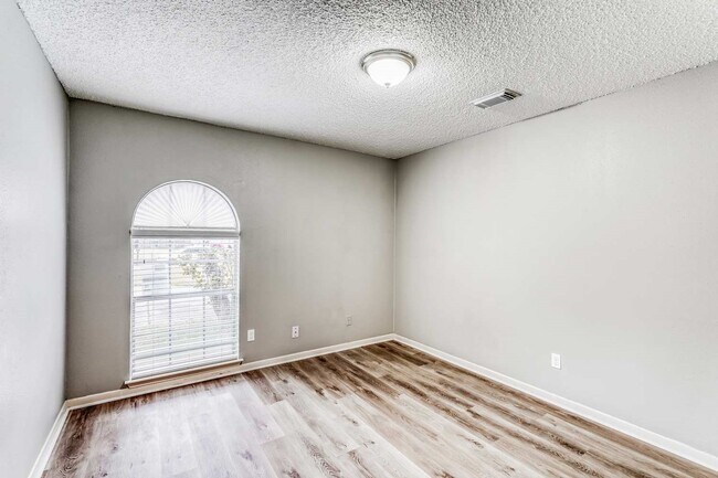 Building Photo - 2306 Cambridge Ct N