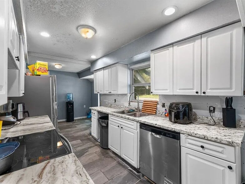 Building Photo - 2405 Summit Dr