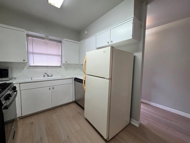 Building Photo - 701 E 45th St