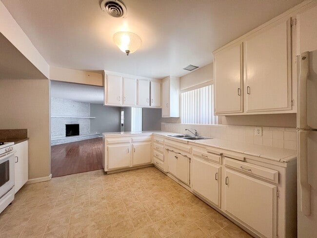 Building Photo - Inviting Duplex Just 5 Minutes from Sac State