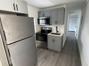 Building Photo - 628 SW 21st Ave