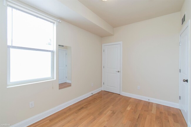 Building Photo - 3 br, 2 bath Triplex - 1813 N 18TH ST Unit...