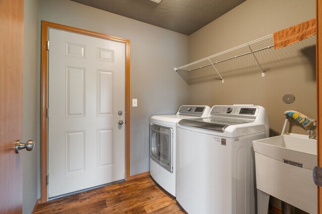 Building Photo - Charming Single-Level Home with Modern Com...