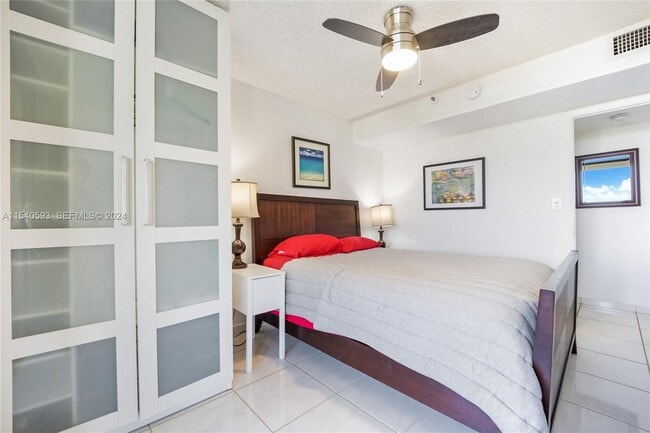 Building Photo - 2555 Collins Ave