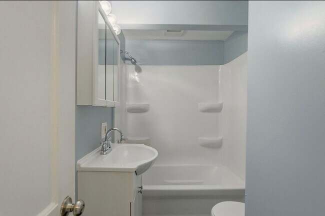 Building Photo - Cozy 2-Bedroom Home with Bonus Room & Fenced Yard!