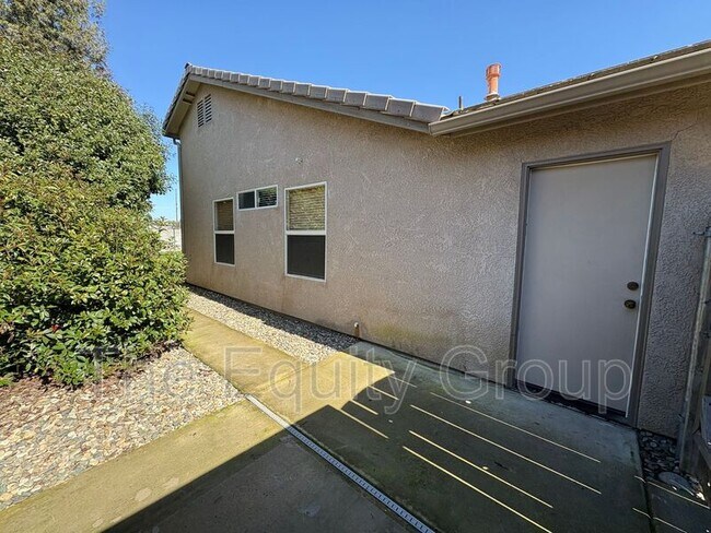 Building Photo - 1422 E Mesa Ct