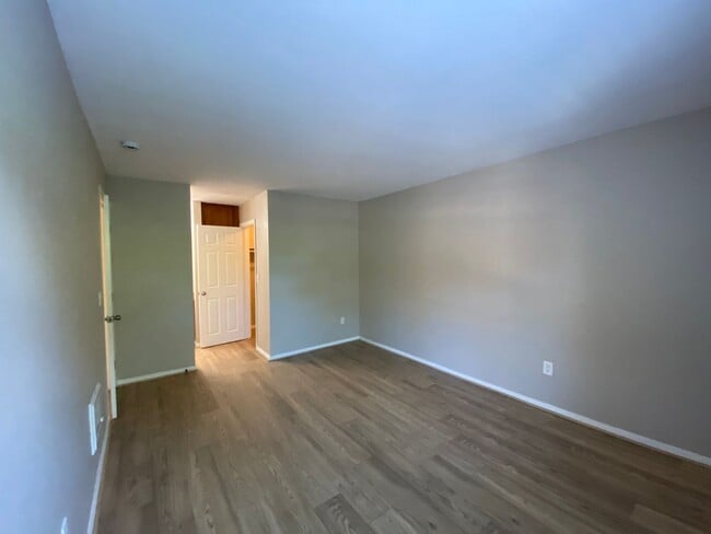 Building Photo - 2 Bedroom Condo in Arbor Hills Gated Community