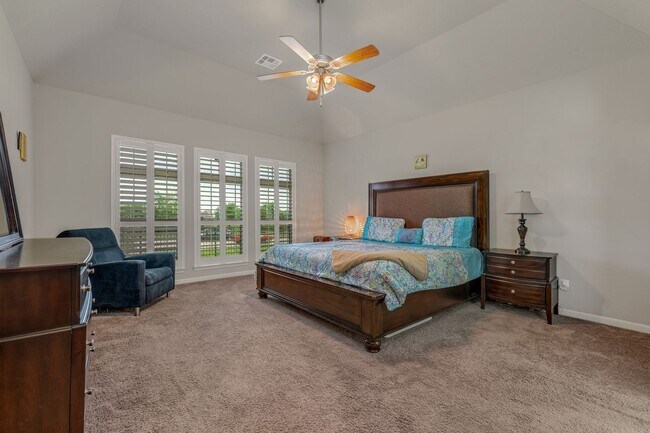 Building Photo - Available August 2026! 4/2.5 in highly desired Castlegate II