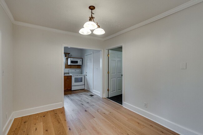 Building Photo - Two Bedroom Home For Rent!