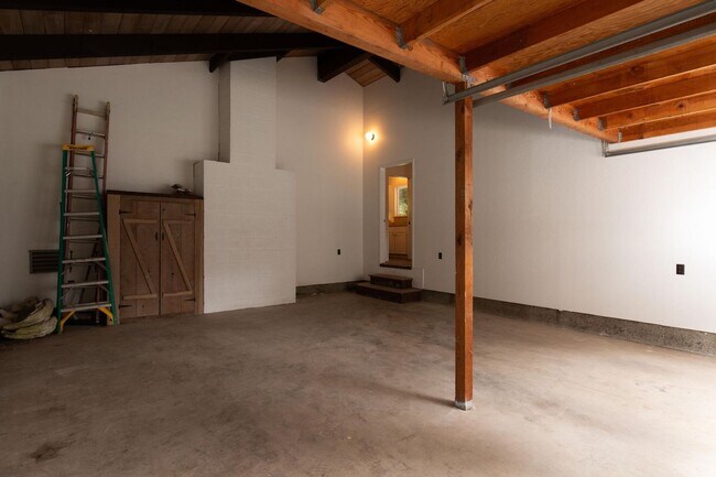 Building Photo - Modern Bayside Retreat – Renovated 3 Bed +...
