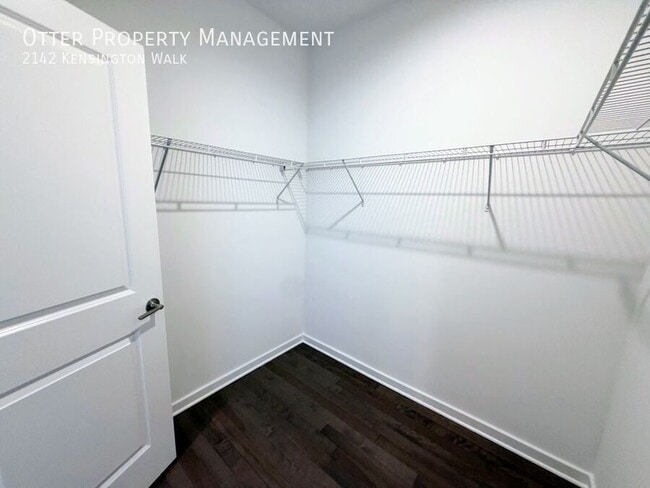 Building Photo - 2142 Kensington Walk