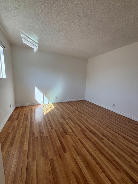 Building Photo - 2042 Beachwood Dr