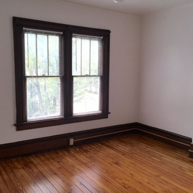 Building Photo - 156 E Lane Ave