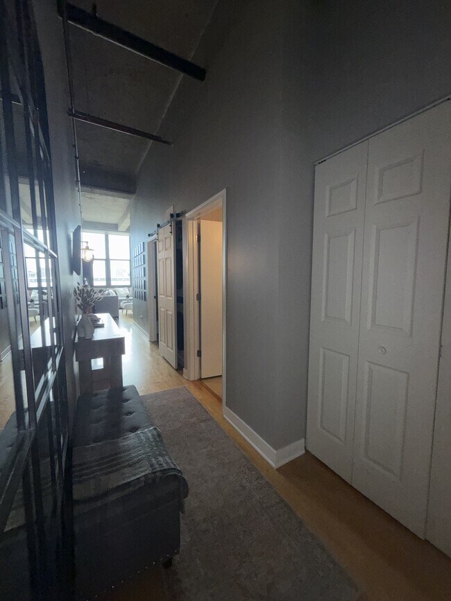 Building Photo - 320 E 21st St