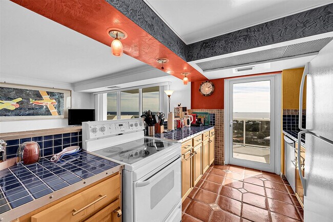 Building Photo - 2841 N Ocean Blvd