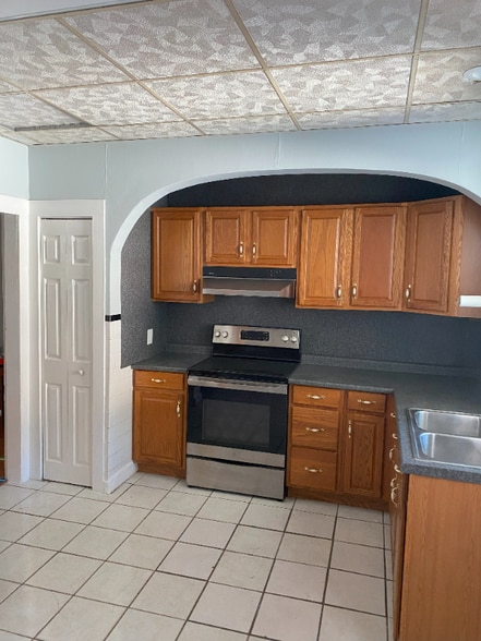 Building Photo - 605 Larch St