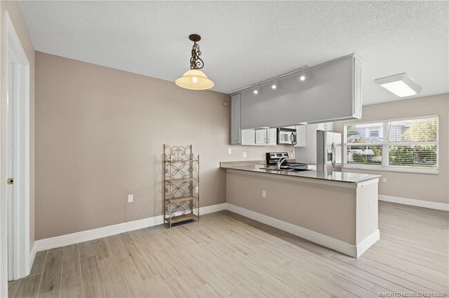 Building Photo - 3253 SW Sunset Trace Cir