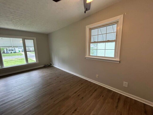 Building Photo - 26901 Farringdon Ave