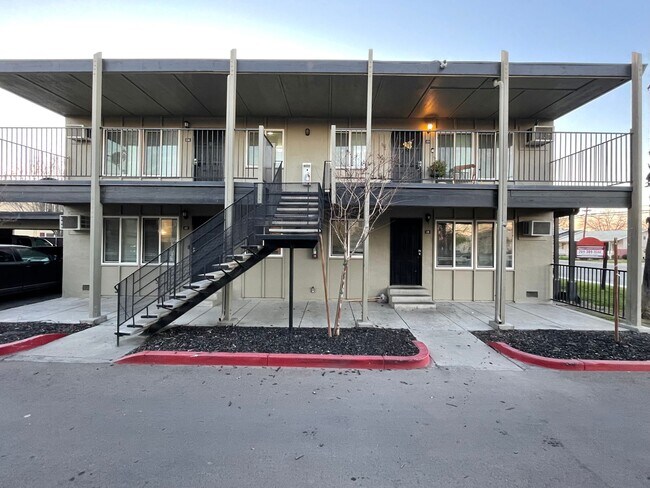 Building Photo - Las Palmas at 133